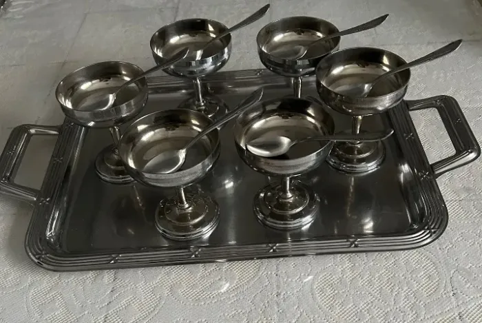Taças Vintage com pés altos em alpaca com bandeja e colherinhas .