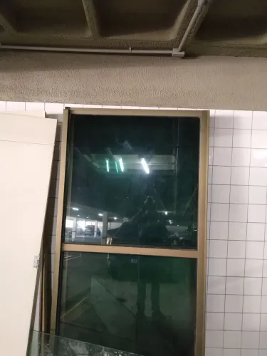 Janela de Vidro com Moldura em Alumínio