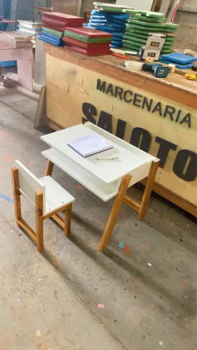Escrivaninha infantil 