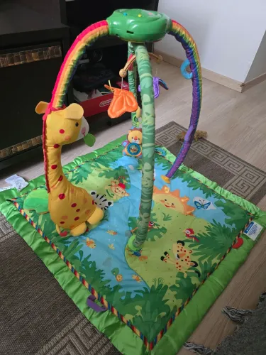 Tapete de atividades para bebê com arco e brinquedos