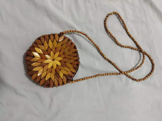 Bolsa pequena de contas de madeira artesanal comprada na Bahia