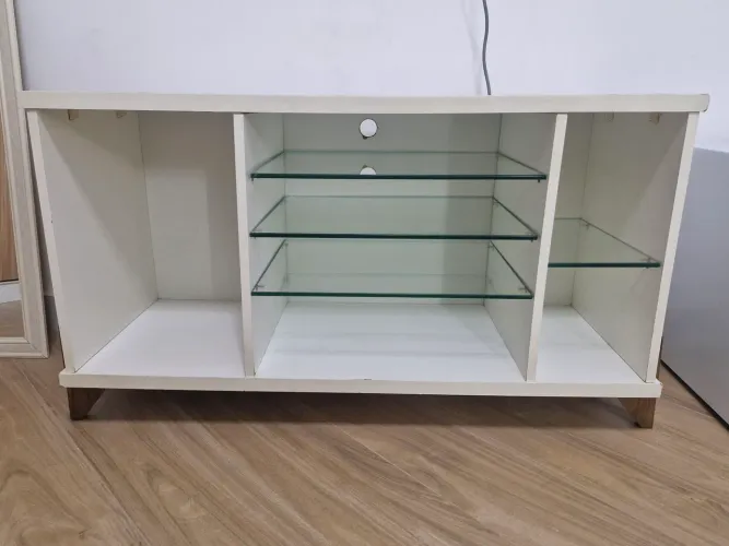 Rack de TV Branco com Prateleiras de Vidro