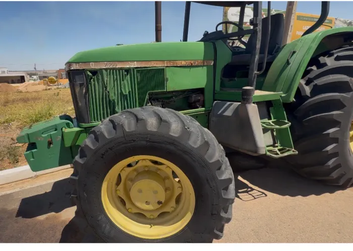 Trator John Deere 7500 Ano 2001 pneus traseiros novos 