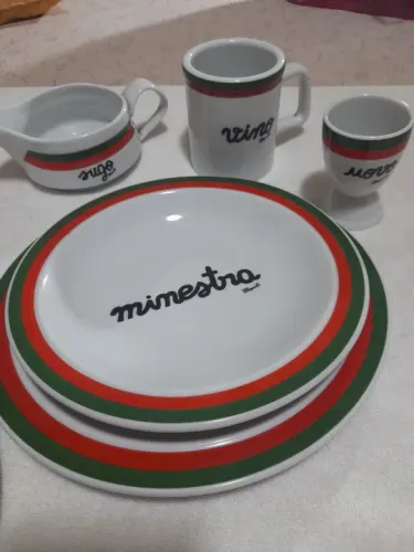 Jogo de 4 pratos, rasos e fundos,molheira, suporte para ovo e caneca de vinhoratos vintage