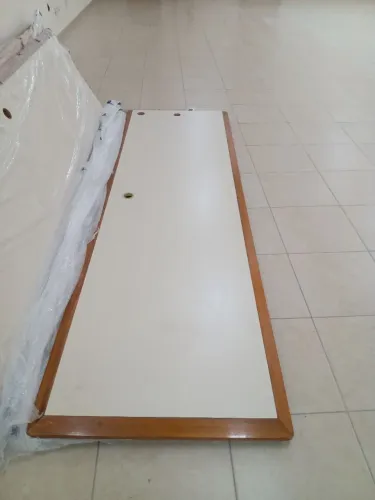 Mesa de madeira e tampão  de balcão sem pe medida Comprimento  2,90 m/cm largura  90 cm