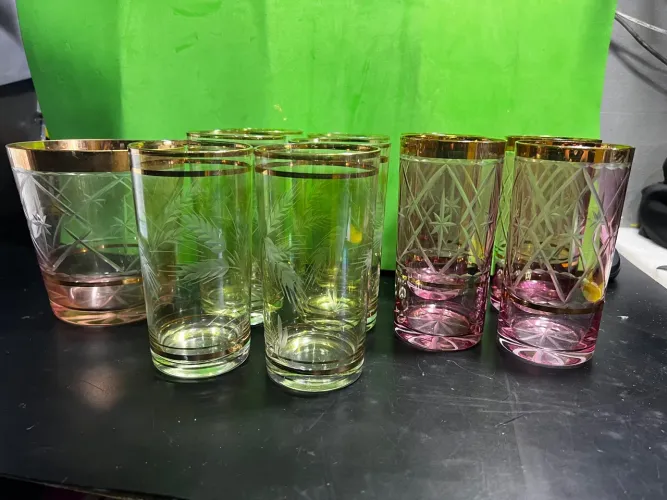 Conjunto de copos e balde de gelo de cristal