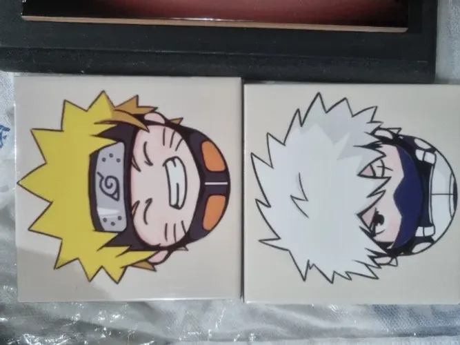 Vendo quadrinhos em azulejo Naruto
