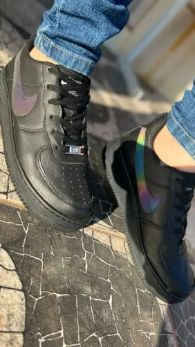 Tênis Nike Air Force 1 Preto com Detalhes Iridescentes