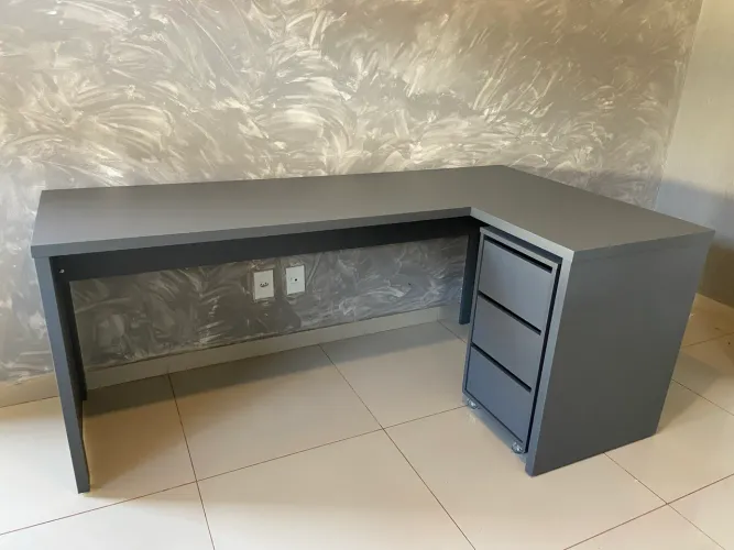 MESA ESCRITÓRIO EM L 1,80x0,90m CINZA COM GAVETEIRO 3 GAVETAS 100% MDF