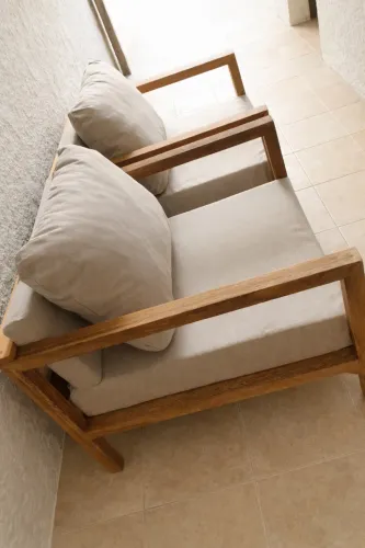 Poltronas em madeira maciça