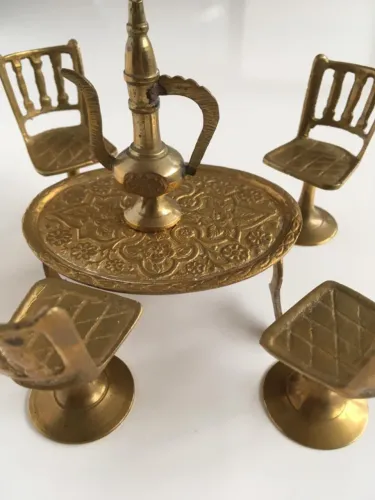 miniatura de jogo de chá árabe: mesa, 4 cadeiras, tea jar. material - provavelmente latão.