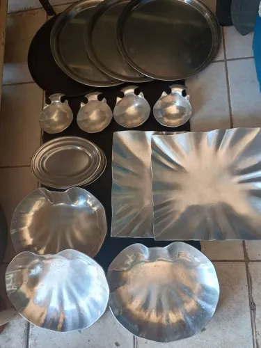 Bandejas, pratos petiscos, jarras e potes de molhos 