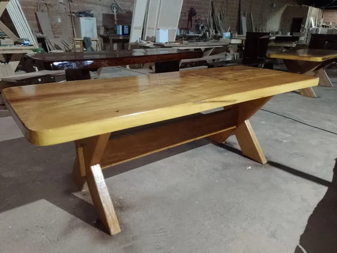 Mesa de madeira de garapeira bruta 