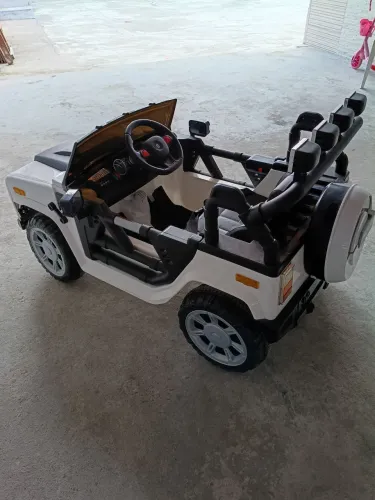 Carro de brinquedo elétrico 