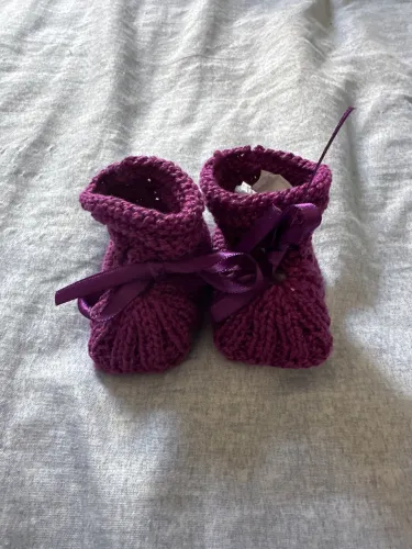 Sapatinho de bebê uva do veste 0 a 6 meses