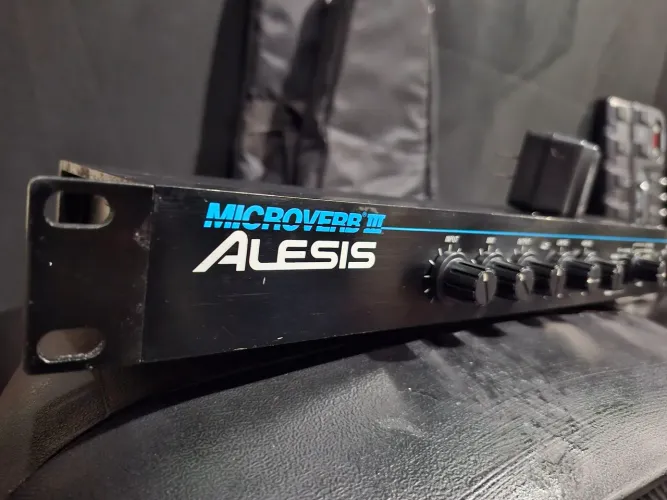 Alesis Microverb 3 com Reverb Delays e Fonte Alesis