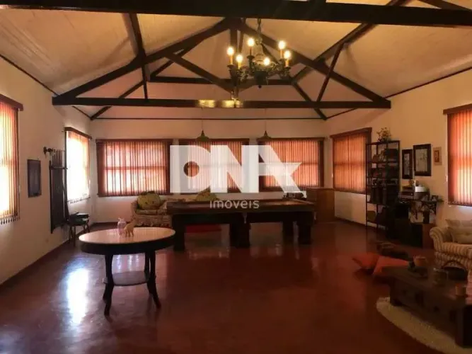 Casa de rua : Triplex / Residencial / Urca