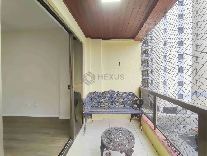 Apartamento frente rua com varanda e lazer na Praia do Tombo, Guaruja