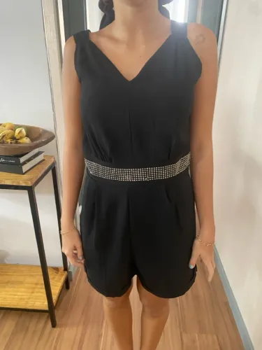 Macacão Preto Elegante com Cinto de Strass