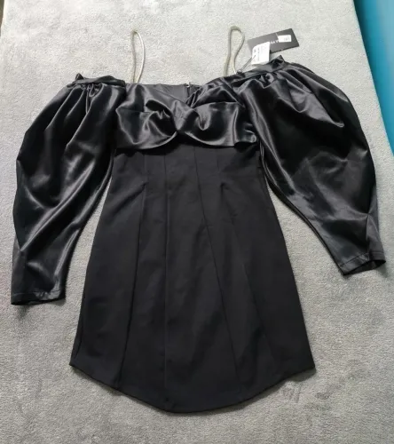 Vestido preto lança perfume