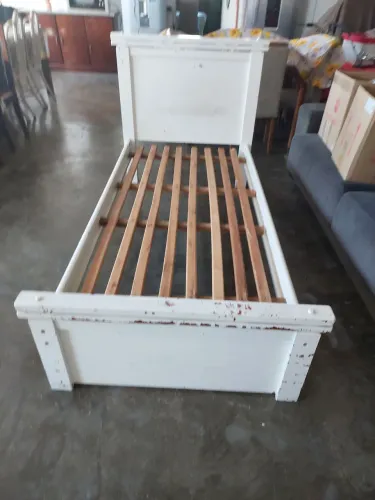 Cama de solteiro de madeira branca