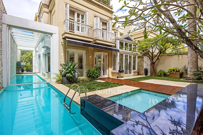Casa de condomínio reformada com luxo e conforto no Jardim Guedala