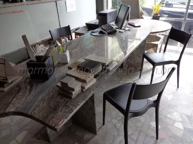 Mesa de escritório/reunião em granito Kinawa com design contemporâneo