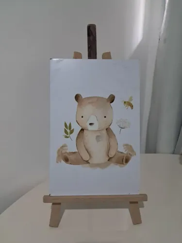 Cavalete de pintura em madeira com quadrinhos decorativos.