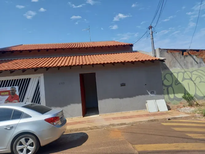 Vendo uma casa no Bairro Zé Pereira 03 quartos, 02 wc.