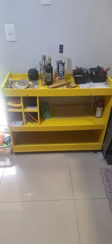 Aparador adega amarelo