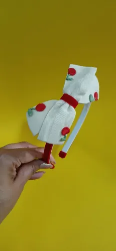 Tiaras e laços para meninas de 0 à 12 anos