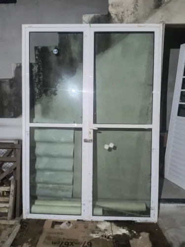 Porta de vidro com alumínio branco