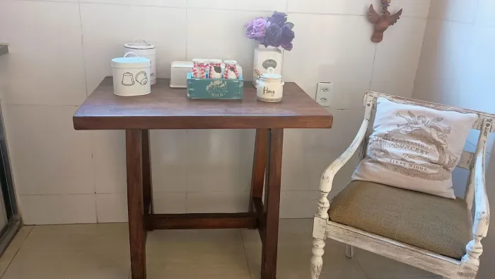 Mesa de madeira maciça 