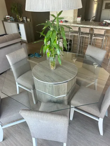Mesa com 8 cadeiras 