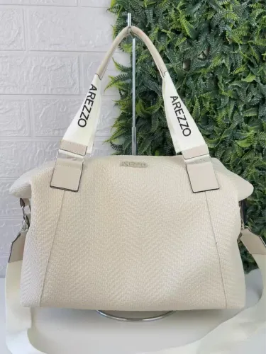 Bolsa Arezzo e Schütz 