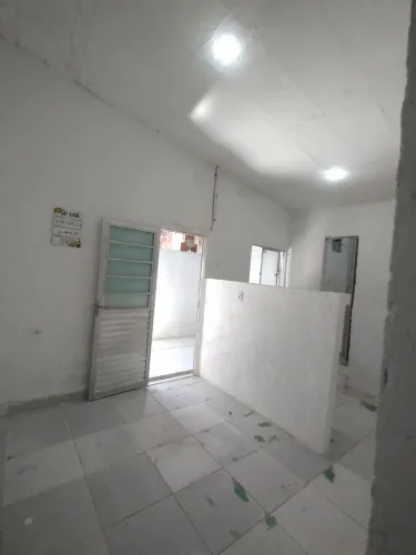 Alugo casa com 2 quartos, não paga água nem energia!