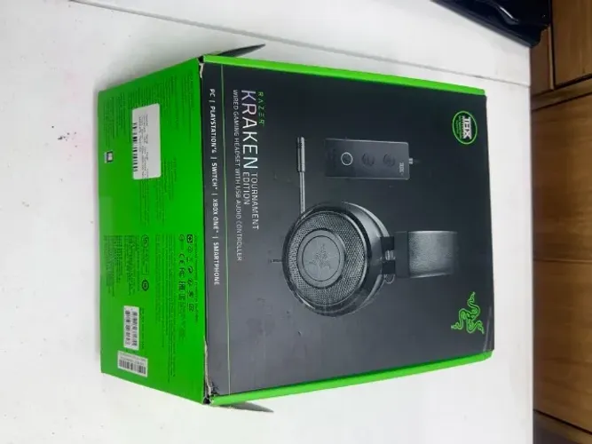Headset gamer com fio da marca Razer, modelo Kraken Tournament Edition.