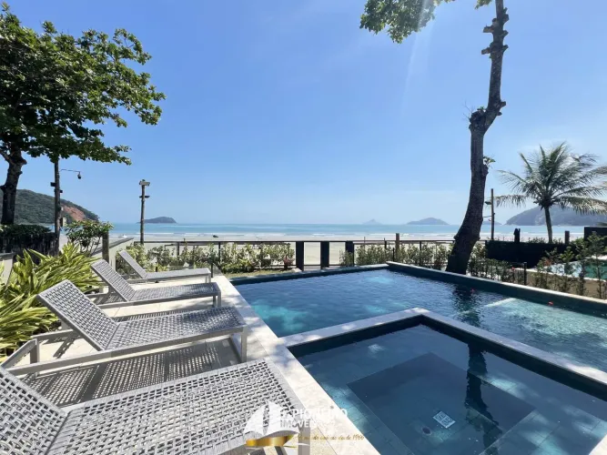 Casa à venda em condomínio, localizada na praia da Baleia!