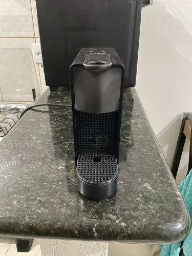 NESPRESSO ESSENZA MINI + SUPORTE PARA CÁPSULAS + 80 CÁPSULAS