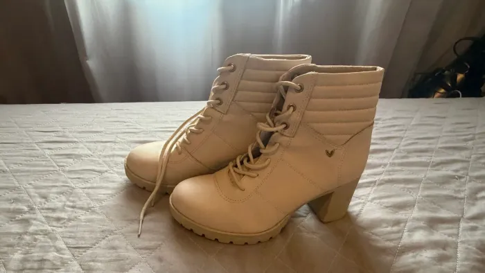 Bota coturno bege salto alto quadrado tamanho 36