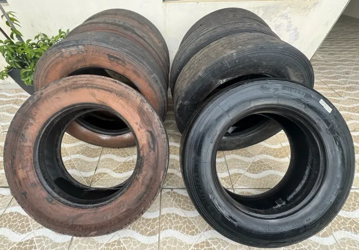 8 Pneus 275/70 R22.5 Usados - Lote Completo R$ 2.000