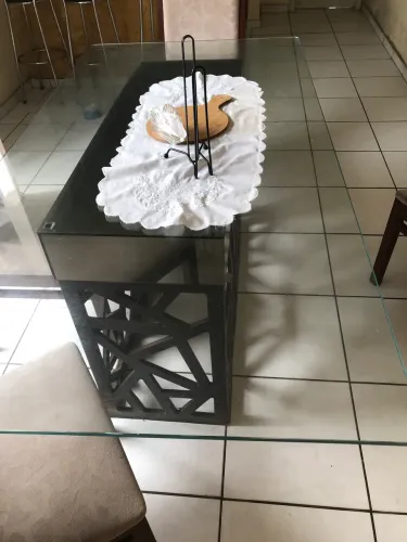 Mesa com tapão de vidro