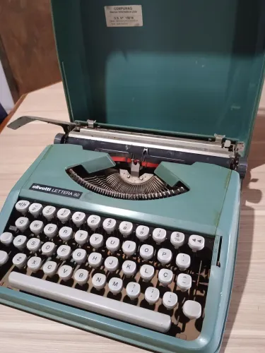 Antiga Máquina de Escrever -Olivetti - Lettera 82 - Não está funcionando