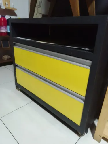 Vendo gaveteiro em madeira ,com detalhes amarelo nas gavetas ,puxadores de aço