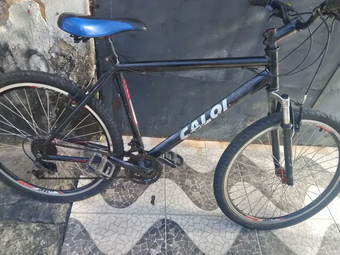 Bicicleta Caloi aro 26 quadro de alumínio com peças boas e amortecedores 