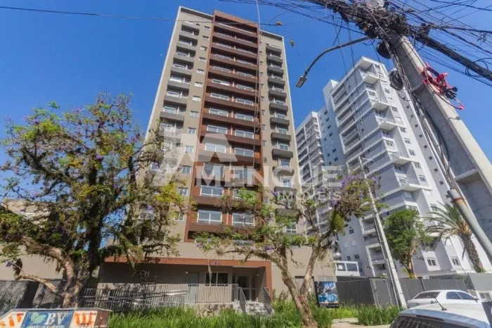Apartamento com 1 quarto e 43m² para alugar em Passo da Areia, Porto Alegre.