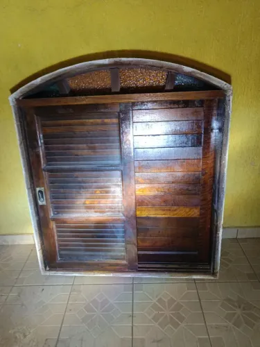 Janela veneziana de madeira