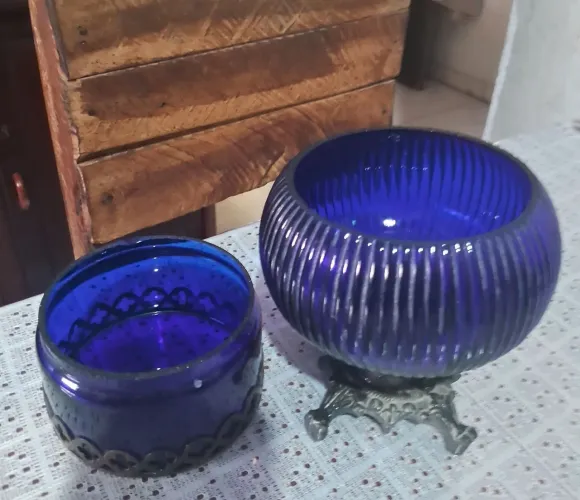 vasos ou bombonieres de vidro azul cobalto com bases decorativas de