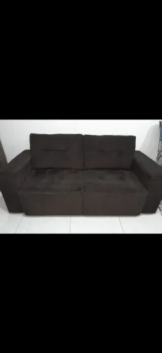 Sofá retrátil marron em perfeito estado de conservação, limpo sem manchas ou rasgão