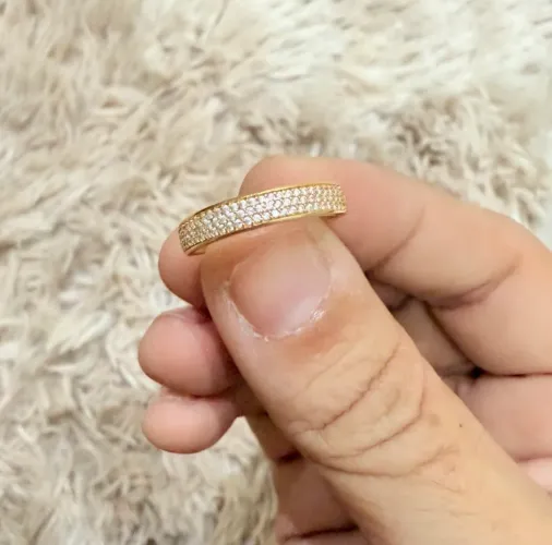 Anel aparador em ouro 18 k 750 com três fileiras de pedraria em zircônia